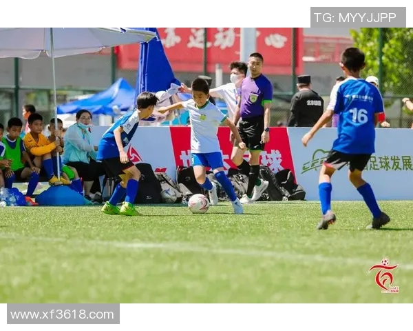 足球明星激情瞬间展现球衣风采引发球迷热烈追捧与期待